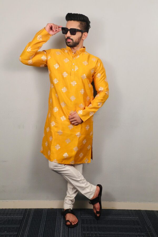 TRADITIONAL MEN'S KURTA WITH PAJAMA.