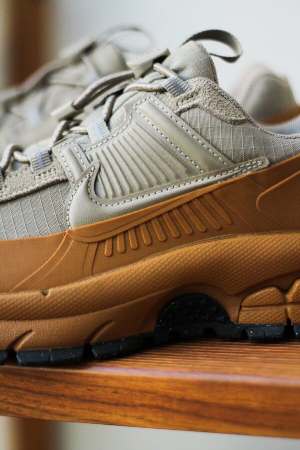 Nike Zoom Vomero 5 Roam Flax - Image 5