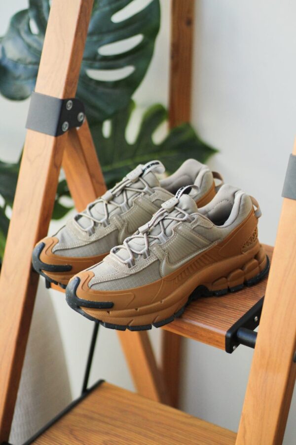 Nike Zoom Vomero 5 Roam Flax - Image 3
