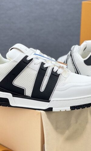 Louis Vuitton trainer black white